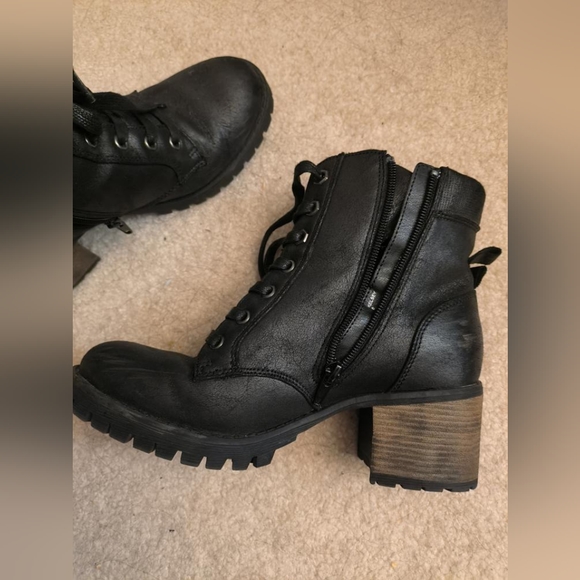 Boots - Picture 4 of 5